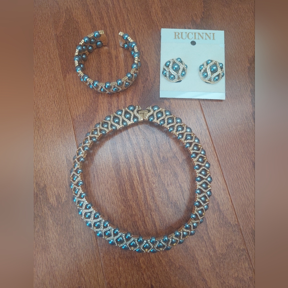3-piece matching Rucinni set - Necklace, Bracelet, Earrings